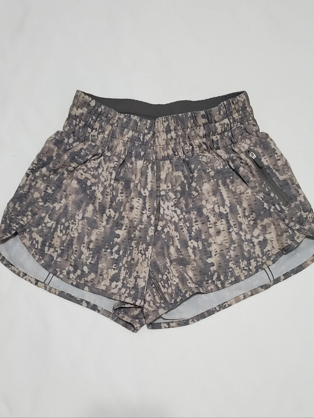 Lululemon Tracker Shorts V 4" Gritstone White Opal Multi Size 4 - Picture 2 of 10